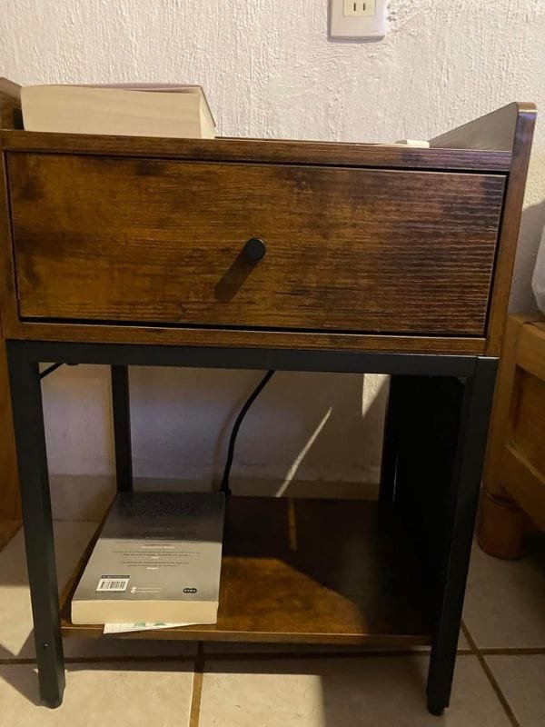 Mesa Auxiliar De Madera y Hierro con Estación De Carga de 2 enchufes y 2 Puertos USB. photo review